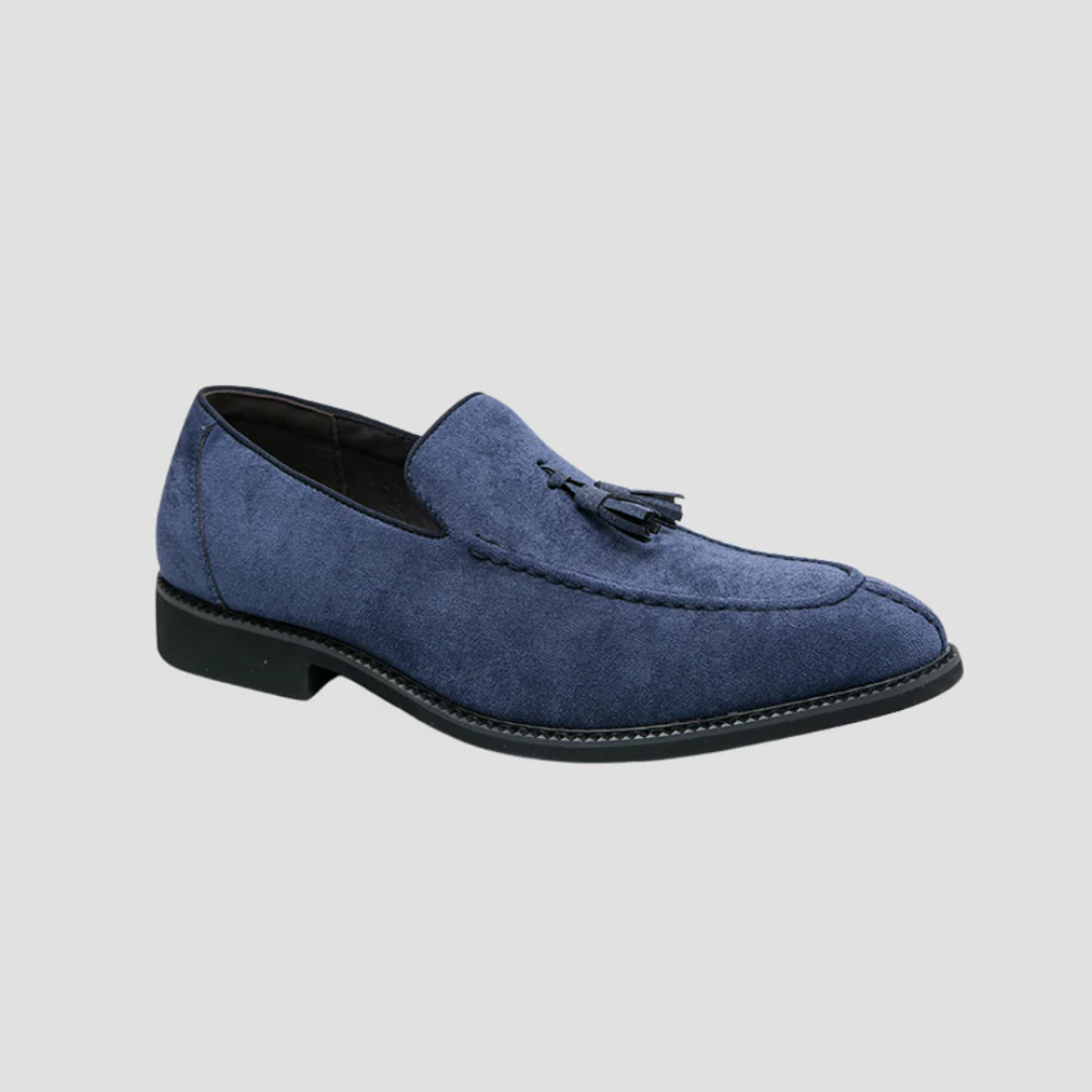 Męskie mokasyny z zamszu, widok z boku, w kolorze ciemnego brązu z eleganckimi chwostami, gumowa podeszwa, wyrafinowany styl.