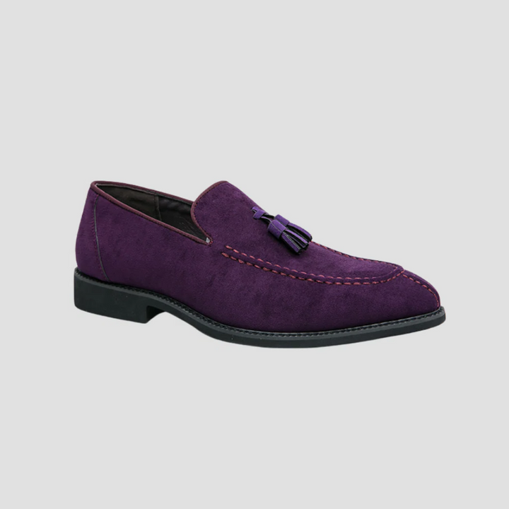 Męskie mokasyny z zamszu, widok z boku, w kolorze ciemnego brązu z eleganckimi chwostami, gumowa podeszwa, wyrafinowany styl.