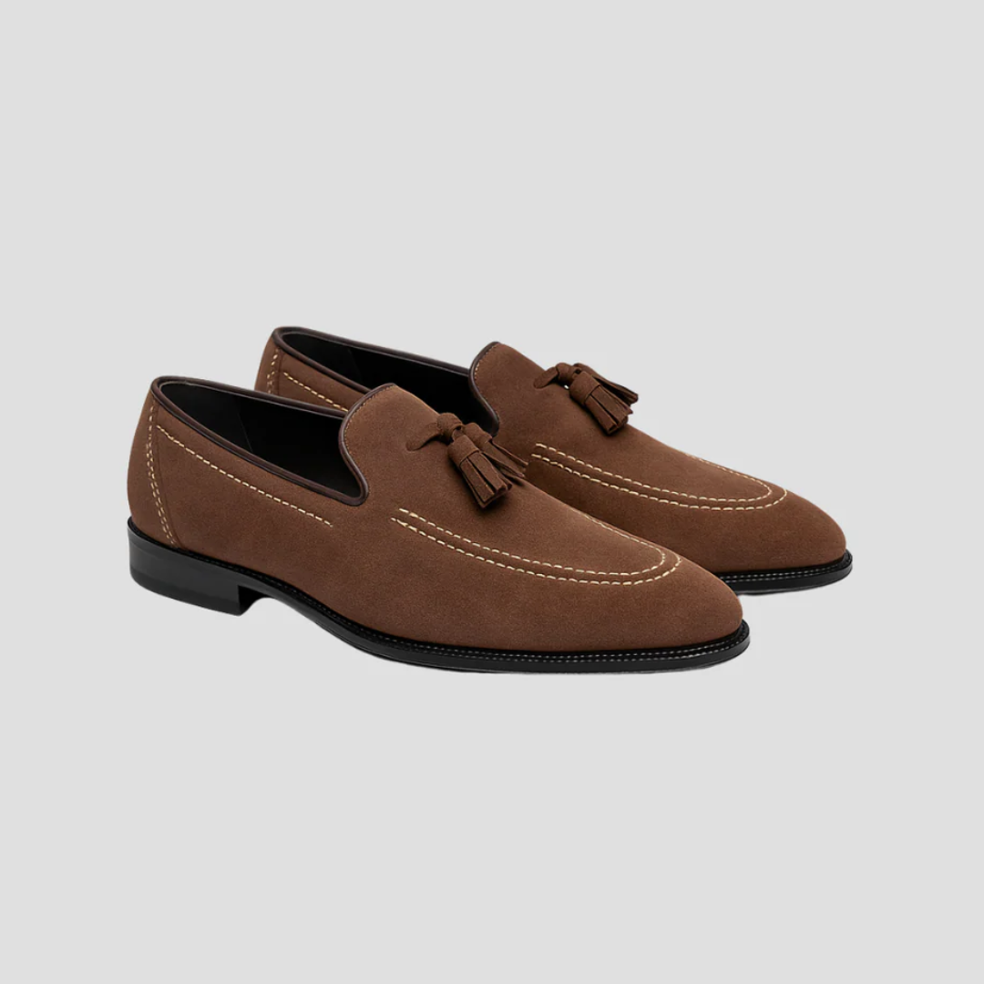 Męskie mokasyny z zamszu, widok z góry, w kolorze ciemnego brązu z eleganckimi chwostami, gumowa podeszwa, wyrafinowany styl.