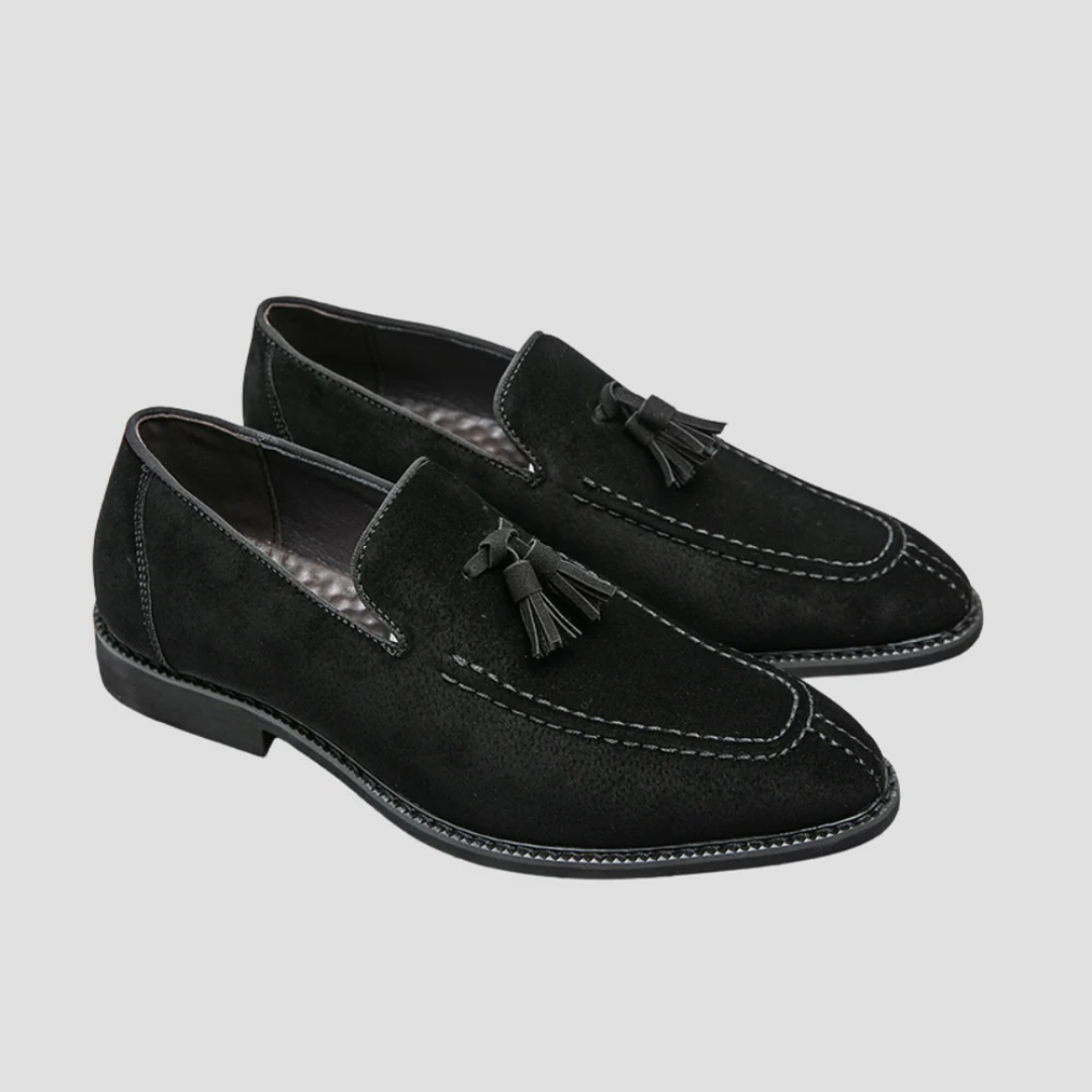 Męskie mokasyny z zamszu, widok z góry, w kolorze ciemnego brązu z eleganckimi chwostami, gumowa podeszwa, wyrafinowany styl.