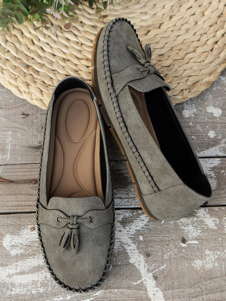 Wygodne damskie mokasyny z niebieskiej skóry, eleganckie i praktyczne, idealne na długie, swobodne spacery.