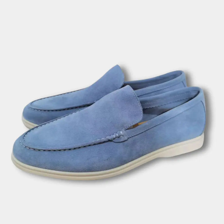 Mokasyny męskie eleganckie z gładkim wierzchem, wyrafinowana sylwetka, idealne do biura lub na swobodne wyjście, widok z boku.