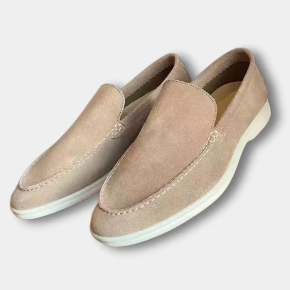 Mokasyny męskie eleganckie z gładkim wierzchem, wyrafinowana sylwetka, idealne do biura lub na swobodne wyjście, zbliżenie na materiał.