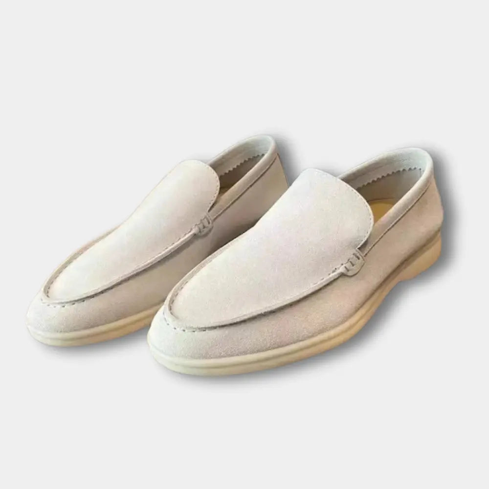 Mokasyny męskie eleganckie z gładkim wierzchem, wyrafinowana sylwetka, idealne do biura lub na swobodne wyjście, widok od przodu.