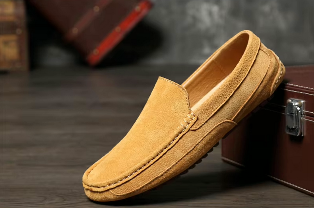 Mokasyny męskie zamszowe, camel, eleganckie i wygodne, z zamszową cholewką i miękką podeszwą, idealne na co dzień. Zdjęcie detali zamszu.