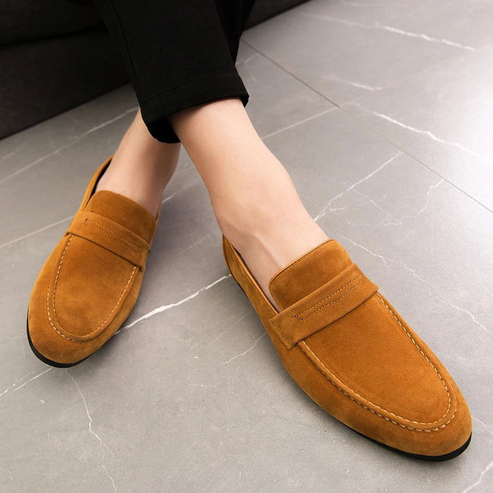 Mokasyny męskie klasyczne z zamszu premium, eleganckie i komfortowe dla szykownego, casualowego stylu.