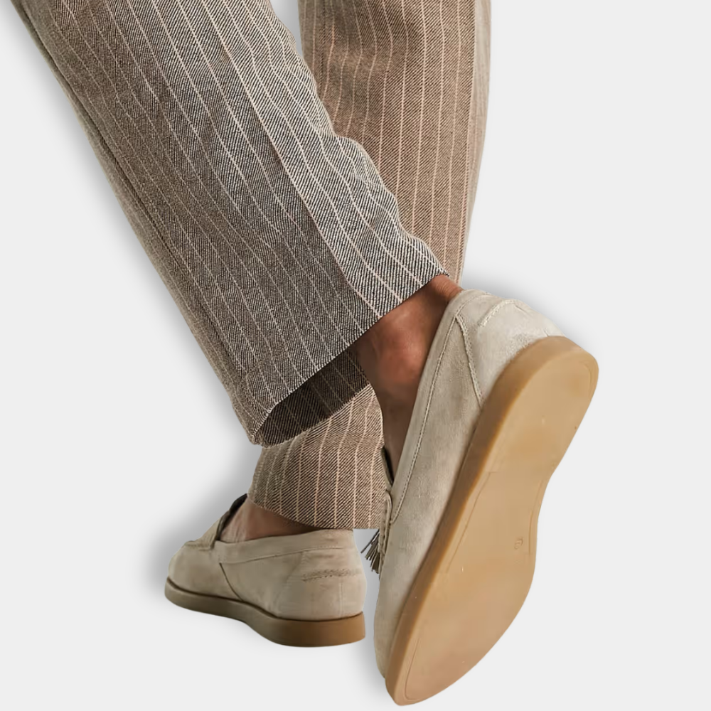 Męskie eleganckie mokasyny z chwostami, gładka brązowa skóra, wyważony design dla wyrafinowanego i wygodnego stylu.