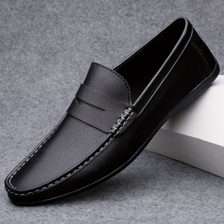 Eleganckie, wygodne mokasyny męskie Mathis w kolorach czarnym i białym, bez sznurówek, do formalnych i casualowych stylizacji.