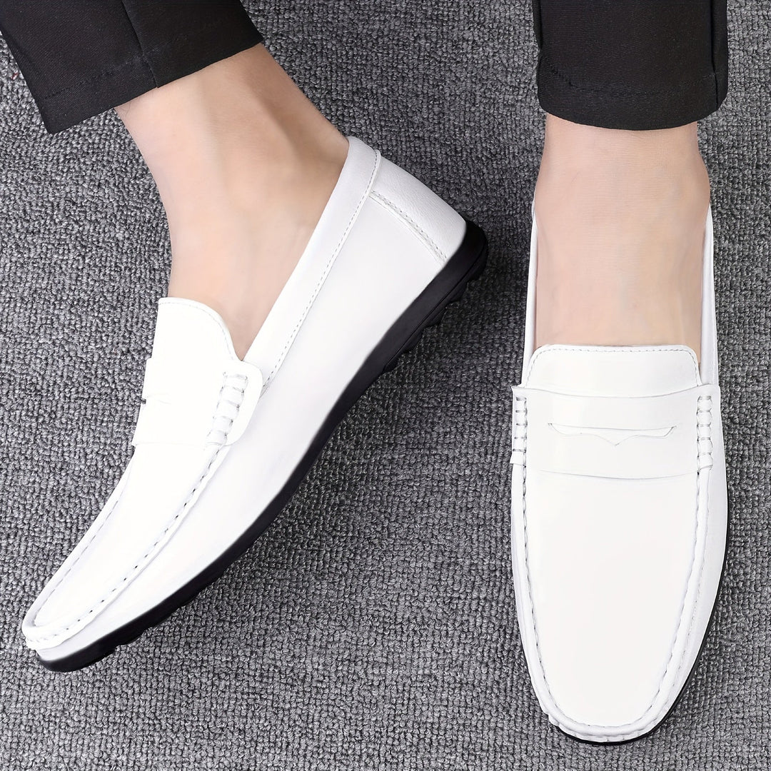 Eleganckie, wygodne mokasyny męskie Mathis w kolorach czarnym i białym, bez sznurówek, do formalnych i casualowych stylizacji.