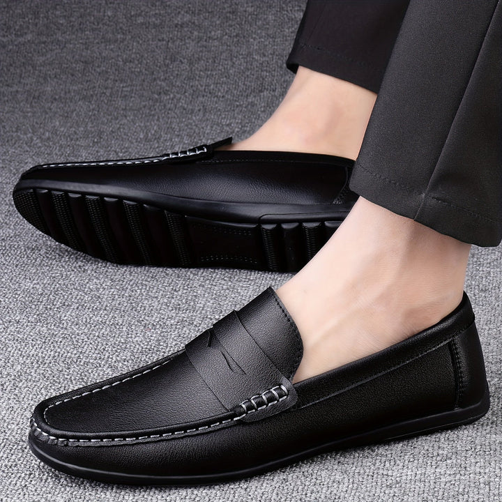 Eleganckie, wygodne mokasyny męskie Mathis w kolorach czarnym i białym, bez sznurówek, do formalnych i casualowych stylizacji.