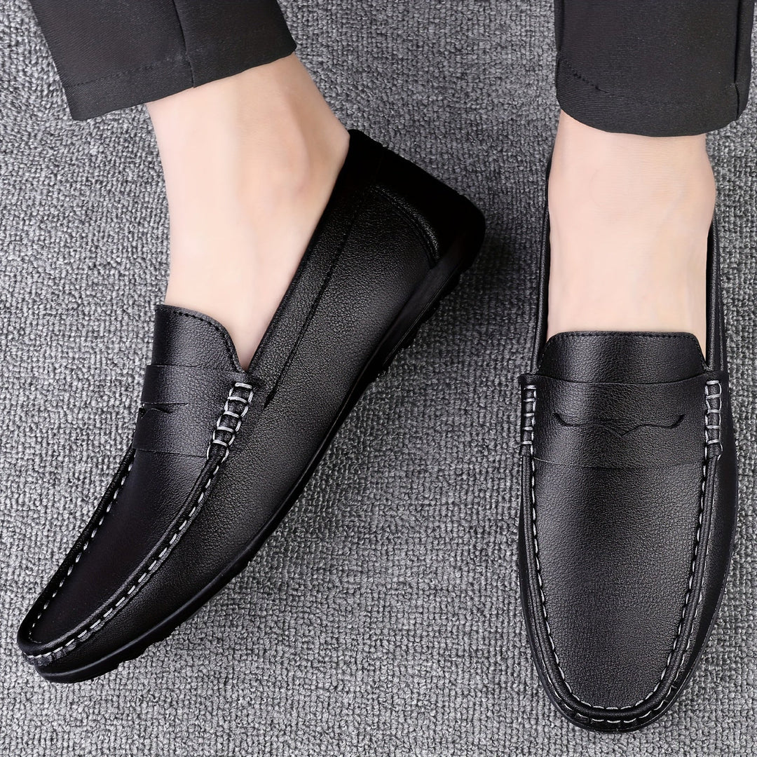 Eleganckie, wygodne mokasyny męskie Mathis w kolorach czarnym i białym, bez sznurówek, do formalnych i casualowych stylizacji.