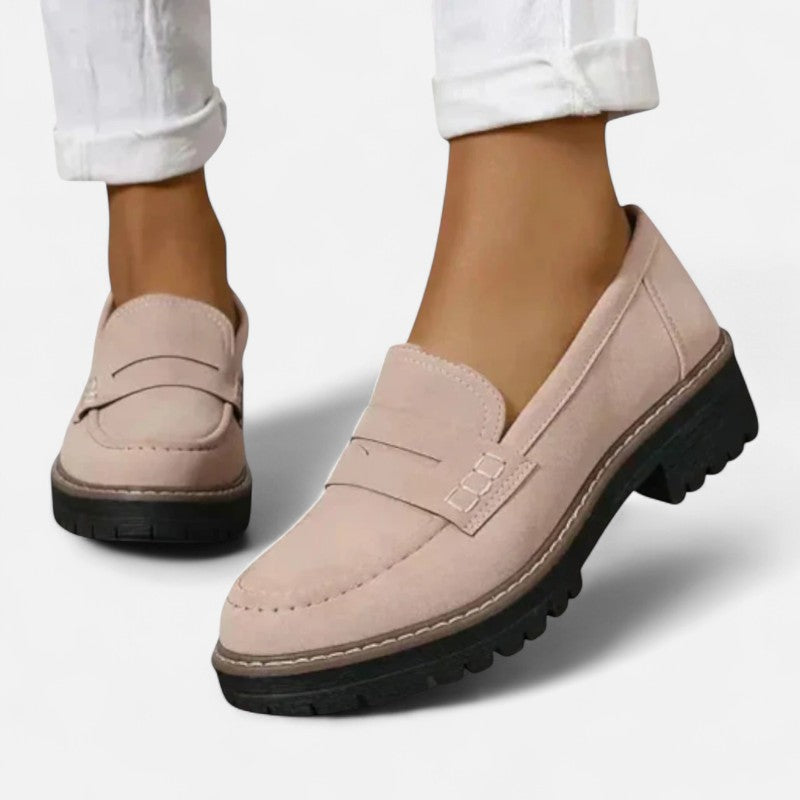 Ortopedyczne mokasyny damskie: beżowe, wygodne, z wsparciem łuku stopy, do noszenia na co dzień.