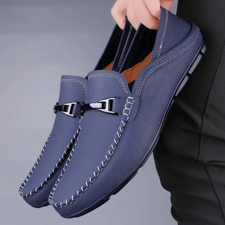 Męskie mokasyny z miękkiej, prawdziwej skóry, prezentujące delikatną teksturę i elegancki design z antypoślizgową podeszwą.