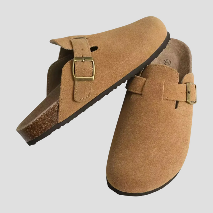 Mule zamszowe beżowe, ergonomiczny komfort, model unisex, regulowana klamra; eleganckie obuwie, idealne na lato.