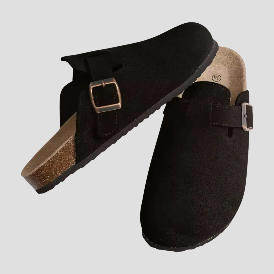 Mule zamszowe beżowe, ergonomiczny komfort, model unisex, regulowana klamra; eleganckie obuwie, idealne na lato.