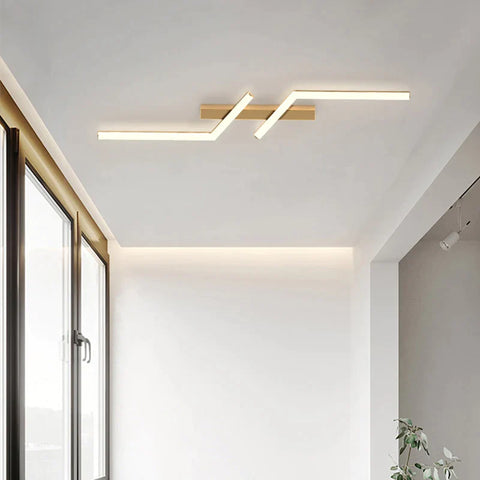 Minimalistyczna lampa sufitowa LED, designerska, czarno-złota, liniowa, nowoczesne oświetlenie do salonu.