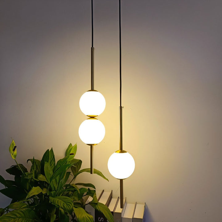 Designerska lampa wisząca LED, nowoczesna dekoracja wnętrz, styl skandynawski, metal i szkło.