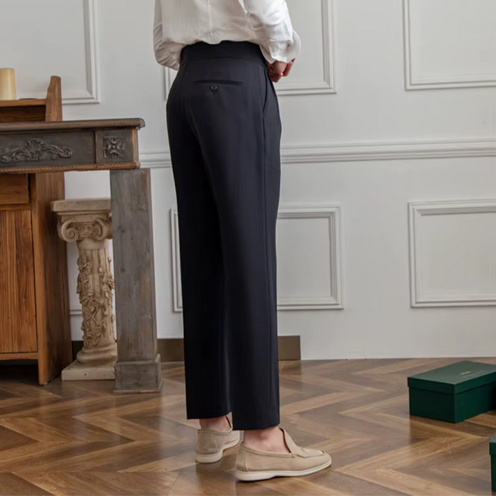 Męskie spodnie z zakładkami, podkreślające sylwetkę, z eleganckimi plisami i wysokiej jakości wykończeniem.
