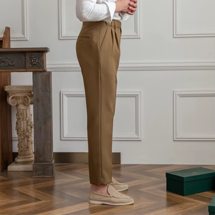 Męskie spodnie z zakładkami, podkreślające sylwetkę, z eleganckimi plisami i wysokiej jakości wykończeniem.