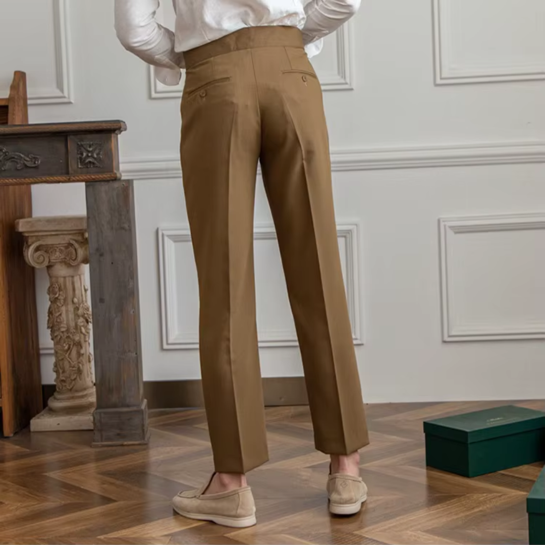 Męskie spodnie z zakładkami, podkreślające sylwetkę, z eleganckimi plisami i wysokiej jakości wykończeniem.
