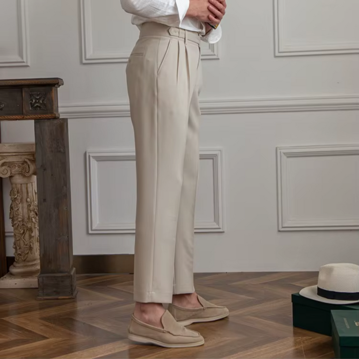 Męskie spodnie z zakładkami, podkreślające sylwetkę, z eleganckimi plisami i wysokiej jakości wykończeniem.