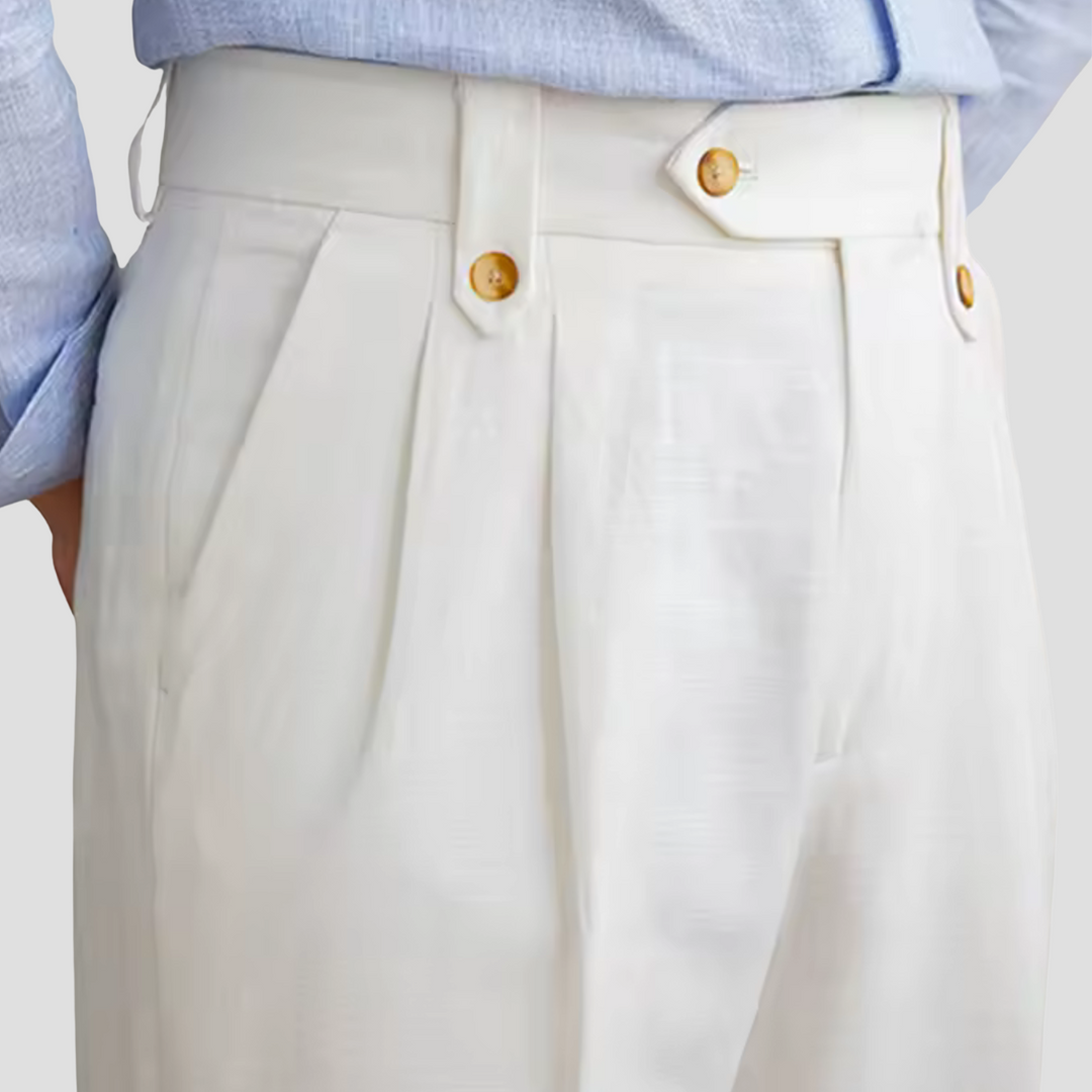 Białe stylowe spodnie z zakładkami, płynny krój, wysoki stan z podwójnym guzikiem, lekki materiał, idealne na lato, wyrafinowany i miejski styl.