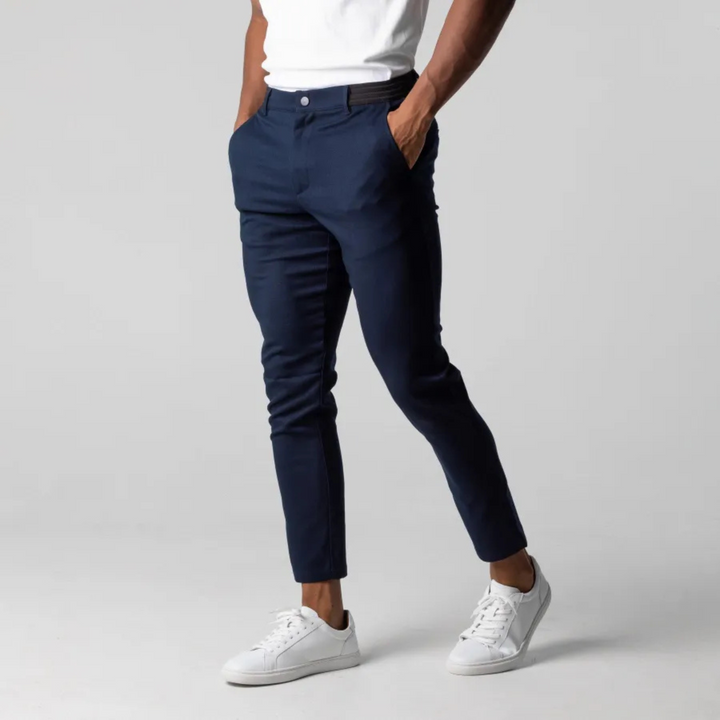 Męskie spodnie chino w kroju slim, granatowe, z miękkiego materiału z elastyczną talią, uniwersalne do stylizacji casualowych i eleganckich.