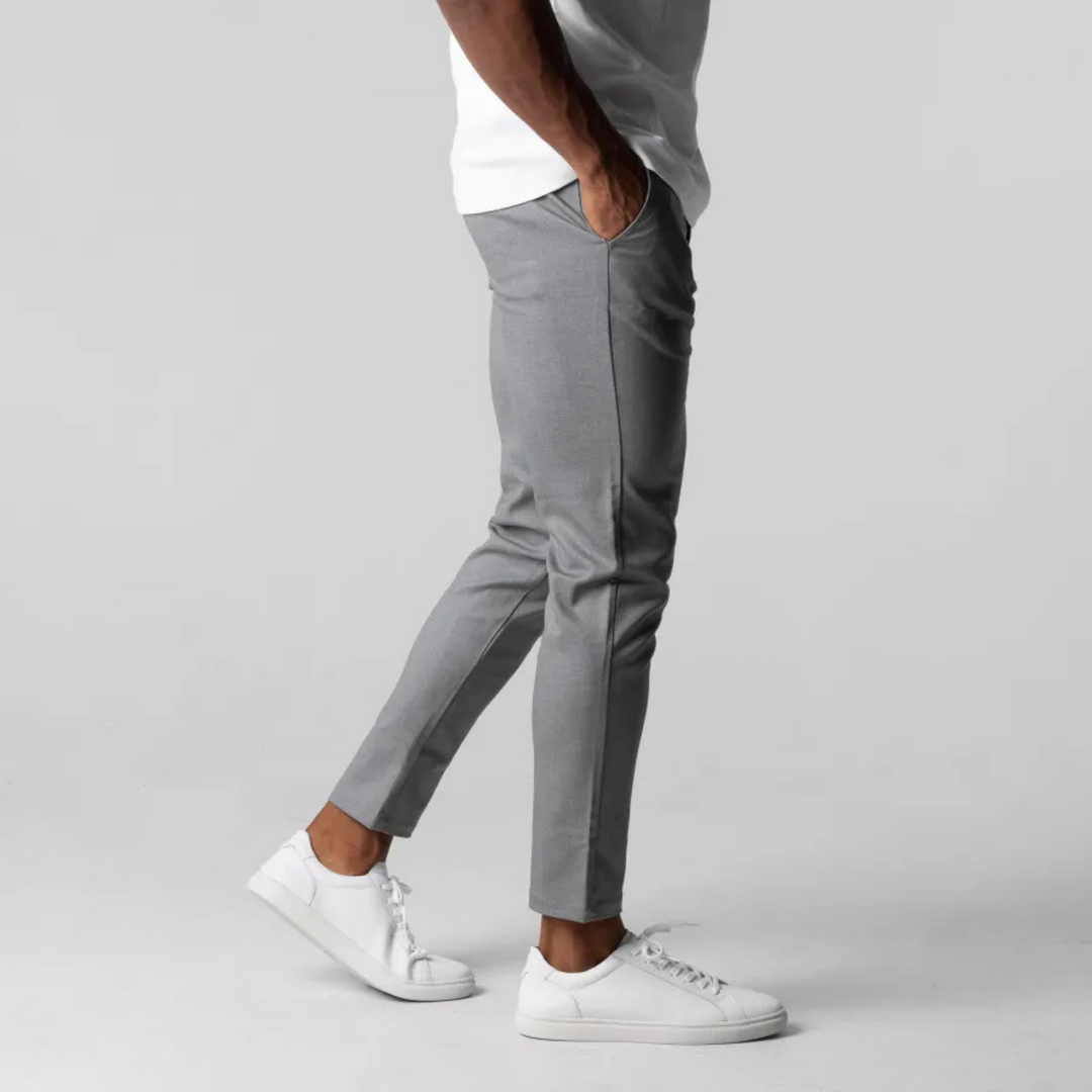 Męskie spodnie chino w kroju slim, granatowe, z miękkiego materiału z elastyczną talią, uniwersalne do stylizacji casualowych i eleganckich.