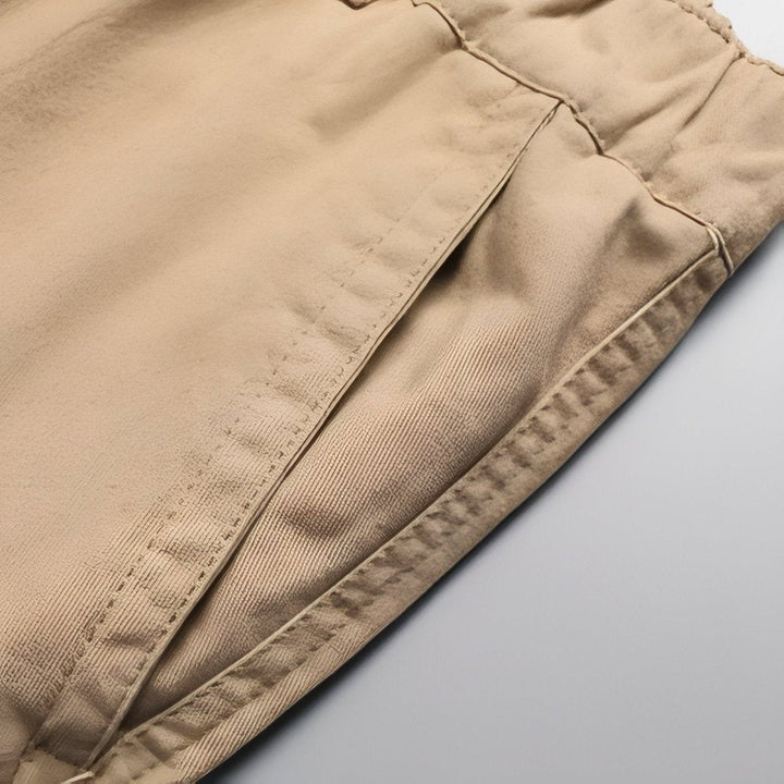 Męskie spodnie trekkingowe w kolorze oliwkowego beżu, idealne do wędrówek.
