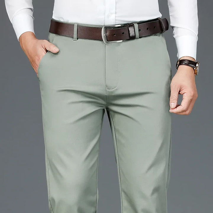 Męskie spodnie casualowe z elastycznej bawełny w kolorze khaki o eleganckim kroju, odpowiednie do pracy i na co dzień.