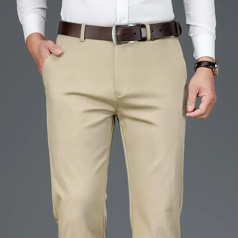 Męskie spodnie casualowe z elastycznej bawełny w kolorze khaki o eleganckim kroju, odpowiednie do pracy i na co dzień.
