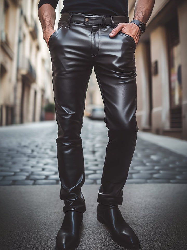 Pantalon en cuir noir décontracté élégant et confortable pour homme, coupe moderne et ajustement parfait, vue de face.