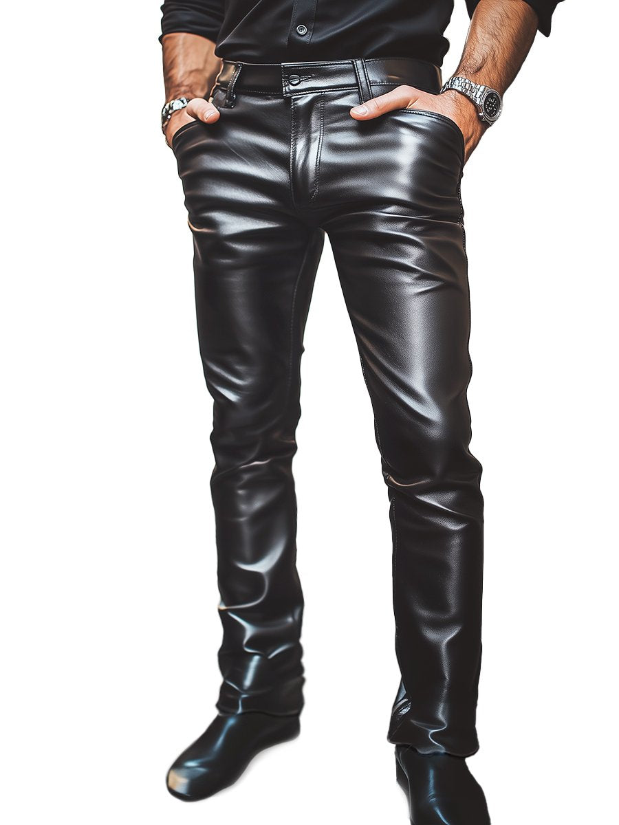 Pantalon en cuir noir décontracté élégant et confortable pour homme, coupe moderne et ajustement parfait, vue de face.
