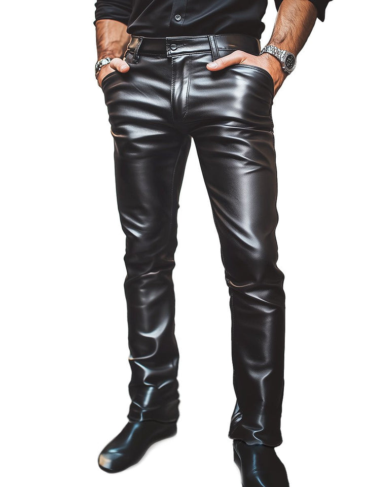 Pantalon en cuir noir décontracté élégant et confortable pour homme, coupe moderne et ajustement parfait, vue de face.