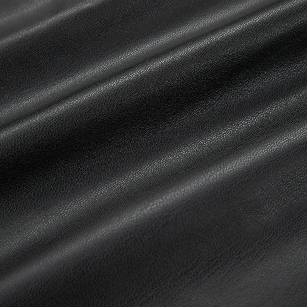 Czarne skórzane spodnie damskie, eleganckie i dopasowane, podkreślające sylwetkę, zapewniające komfort i wyrafinowany styl na każdą okazję.