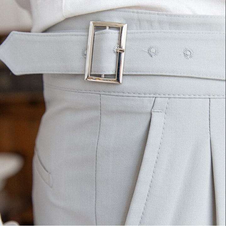 Męskie eleganckie spodnie z wyrafinowaną klamrą i nowoczesnym krojem, idealne na wyrafinowany styl i półformalne okazje.
