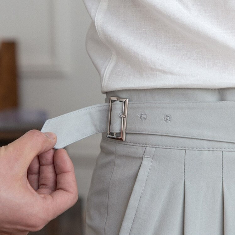 Męskie eleganckie spodnie z wyrafinowaną klamrą i nowoczesnym krojem, idealne na wyrafinowany styl i półformalne okazje.