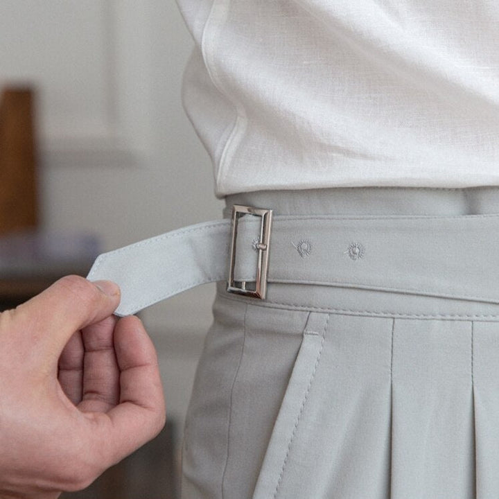 Męskie eleganckie spodnie z wyrafinowaną klamrą i nowoczesnym krojem, idealne na wyrafinowany styl i półformalne okazje.