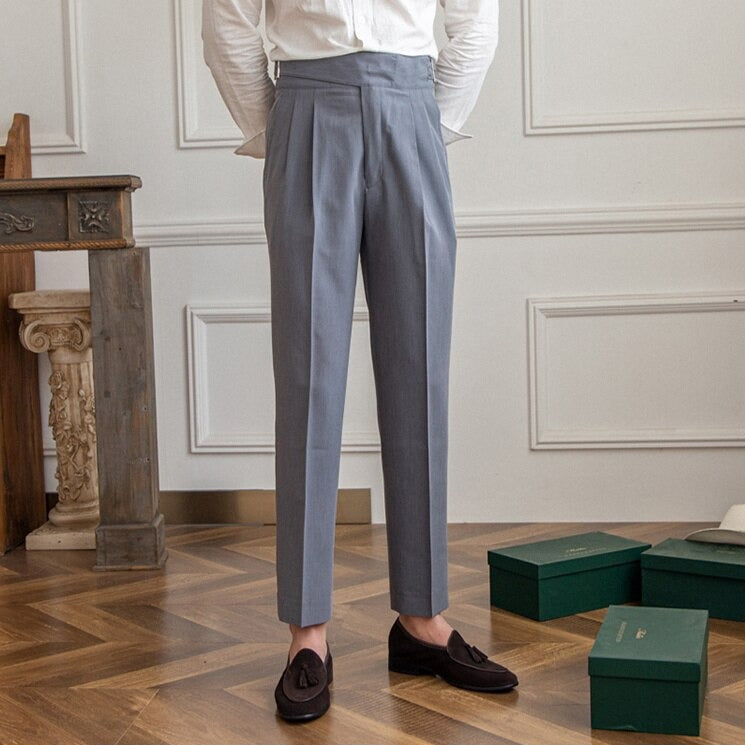 "Pantalon homme élégant avec boucle raffinée et coupe moderne, idéal pour style sophistiqué et occasions semi-formelles."