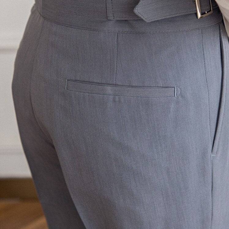 "Pantalon homme élégant avec boucle raffinée et coupe moderne, idéal pour style sophistiqué et occasions semi-formelles."