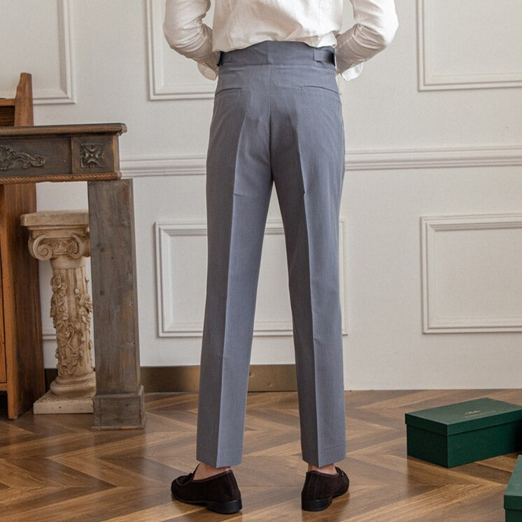 "Pantalon homme élégant avec boucle raffinée et coupe moderne, idéal pour style sophistiqué et occasions semi-formelles."