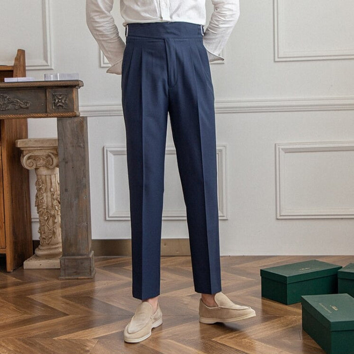 "Pantalon homme élégant avec boucle raffinée et coupe moderne, idéal pour style sophistiqué et occasions semi-formelles."