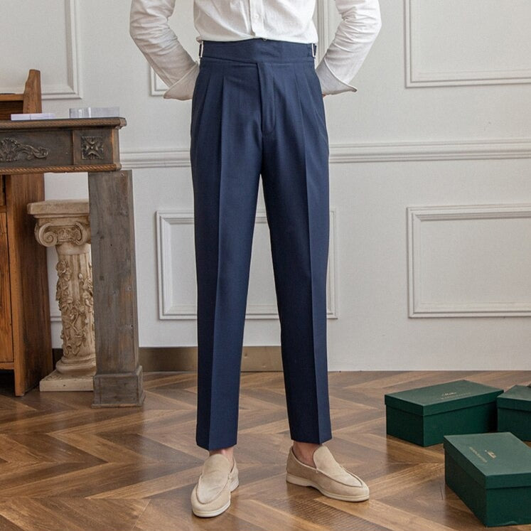 "Pantalon homme élégant avec boucle raffinée et coupe moderne, idéal pour style sophistiqué et occasions semi-formelles."