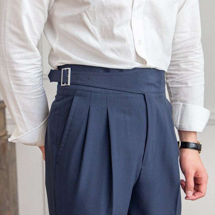 "Pantalon homme élégant avec boucle raffinée et coupe moderne, idéal pour style sophistiqué et occasions semi-formelles."