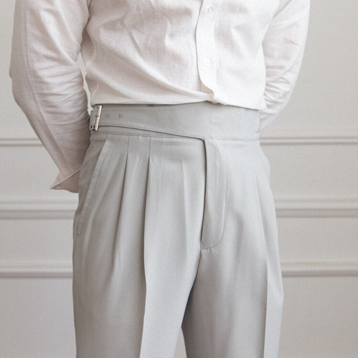"Pantalon homme élégant avec boucle raffinée et coupe moderne, idéal pour style sophistiqué et occasions semi-formelles."
