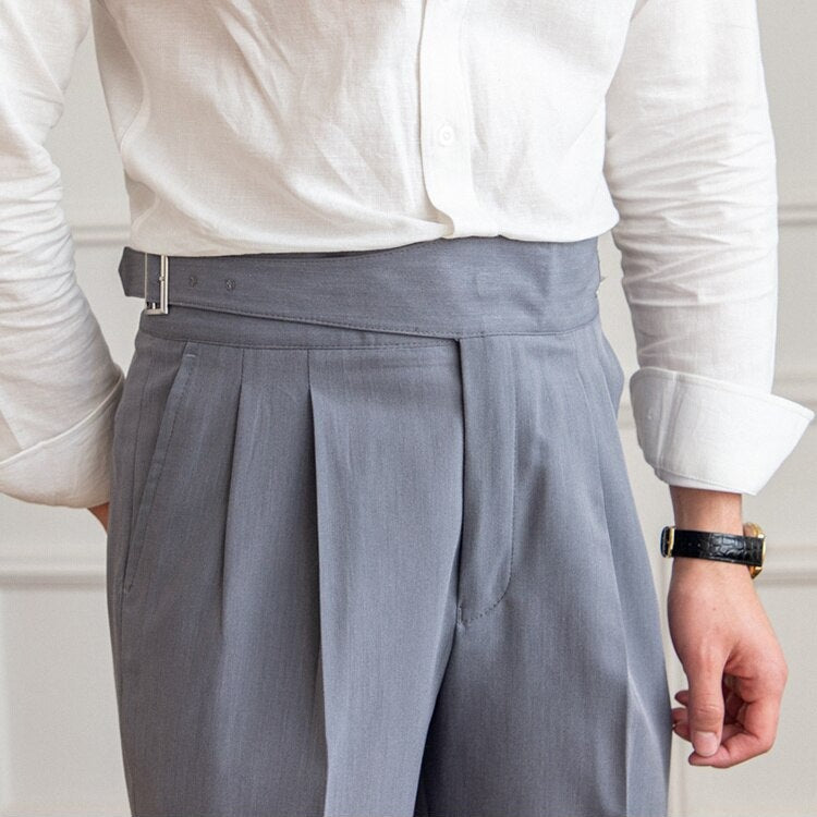 "Pantalon homme élégant avec boucle raffinée et coupe moderne, idéal pour style sophistiqué et occasions semi-formelles."