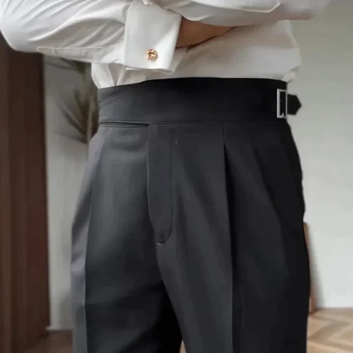 Eleganckie męskie spodnie z klasycznymi klamrami, kolor granatowy, widok z przodu, styl ponadczasowy i wyrafinowany.