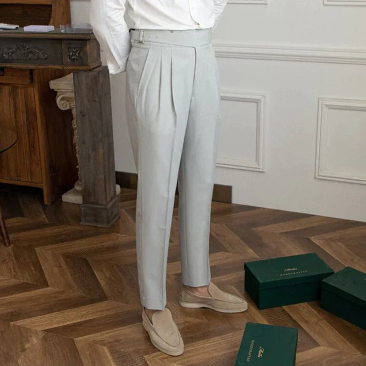 Eleganckie męskie spodnie z klasycznymi klamrami, kolor granatowy, widok z przodu, styl ponadczasowy i wyrafinowany.