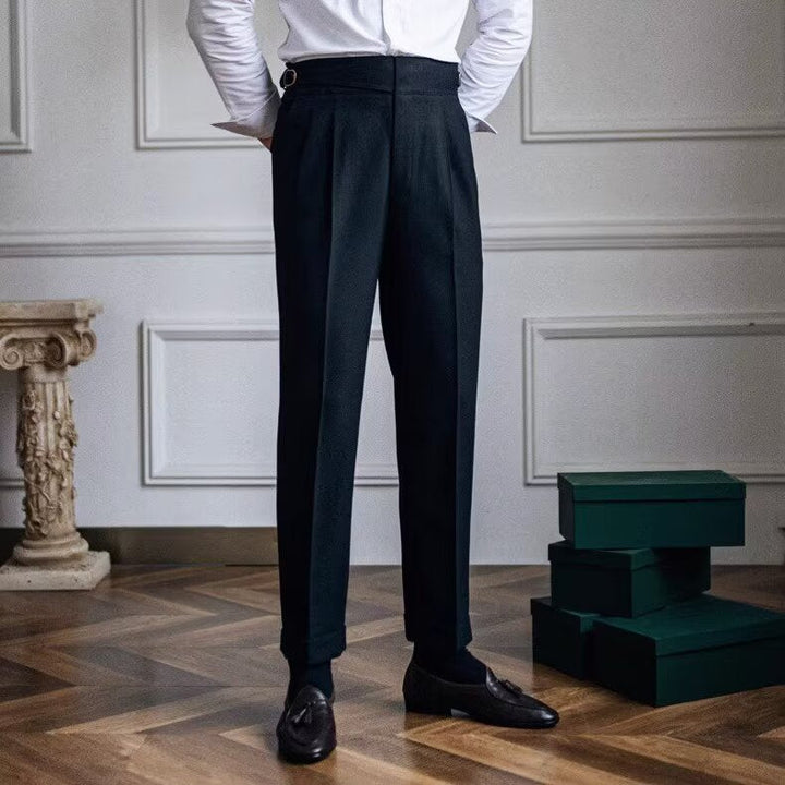 Męskie spodnie garniturowe, mieszanka wełny, wysoki stan, elegancki krój, stonowany kolor, na formalne i społeczne okazje.