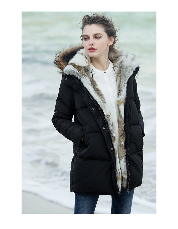 Elegancka i ciepła damska parka zimowa, czarna, długa, z odpinanym kapturem, kieszeniami, idealna na niepogodę.